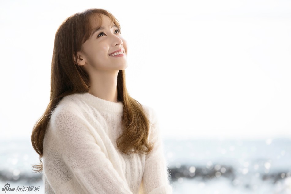 组图:少女时代允儿清纯写真 仰望45度微笑迷人