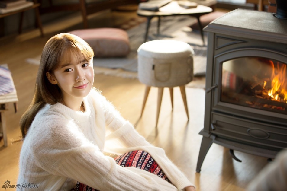 组图:少女时代允儿清纯写真 仰望45度微笑迷人