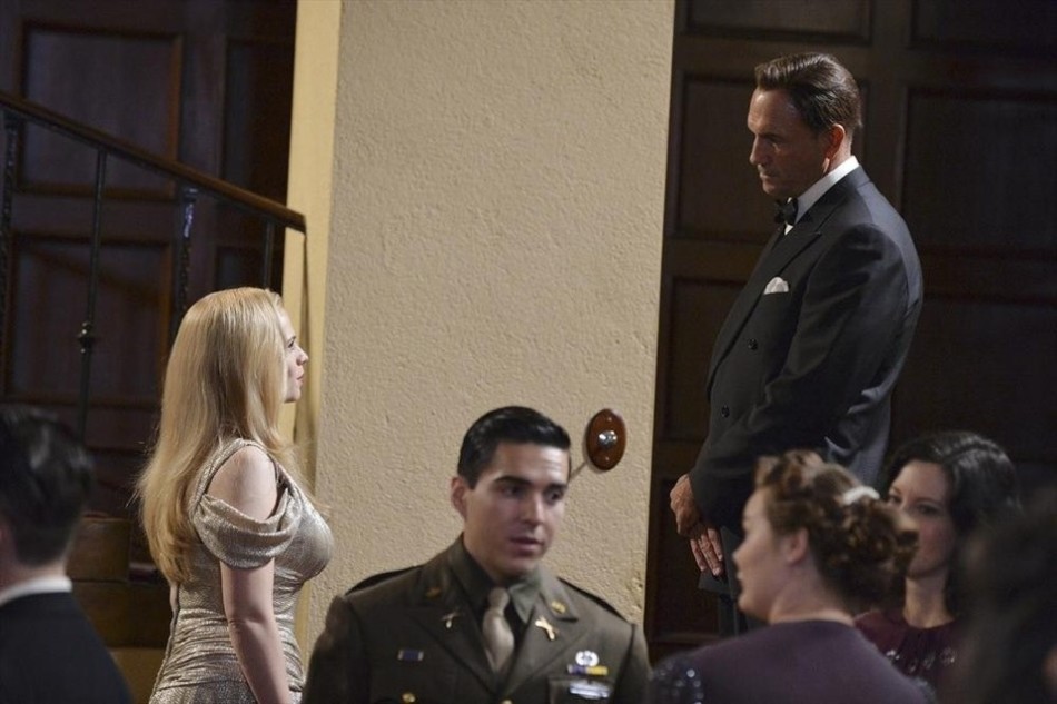 组图:美国队长前女友泳装美艳 紧抱钢铁侠之父