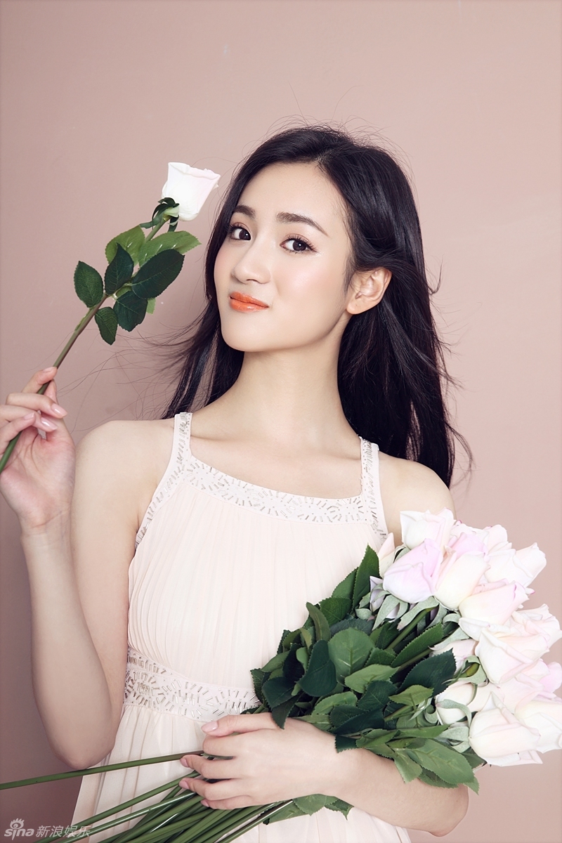 组图:陶洋浅笑嫣然拍写真 长发飘逸纱裙柔美_高清图集_新浪网