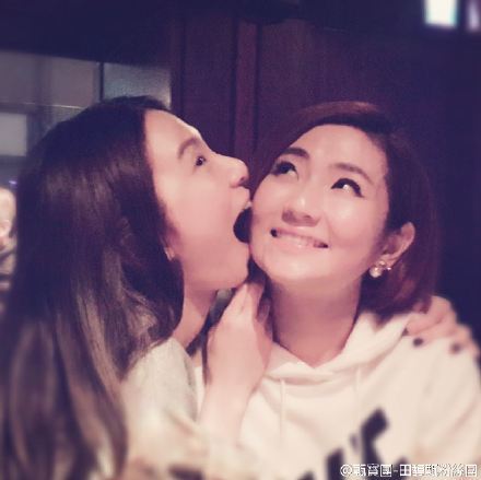 SHE合体!人妻Ella手摸Selina胸爽歪歪