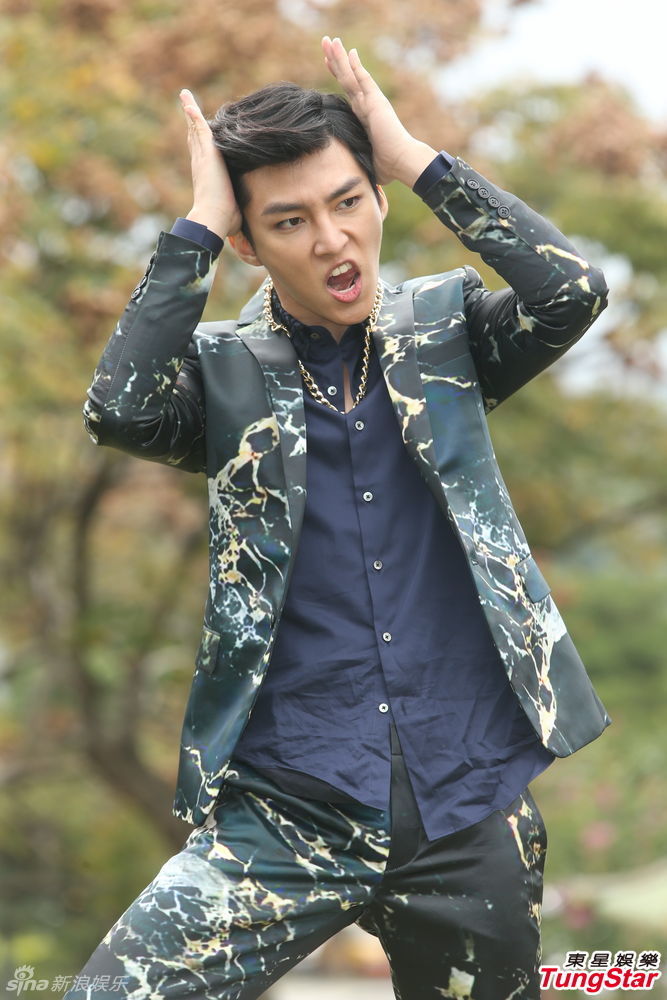 组图:炎亚纶客串黑帮老大 呲牙咧嘴斗狠