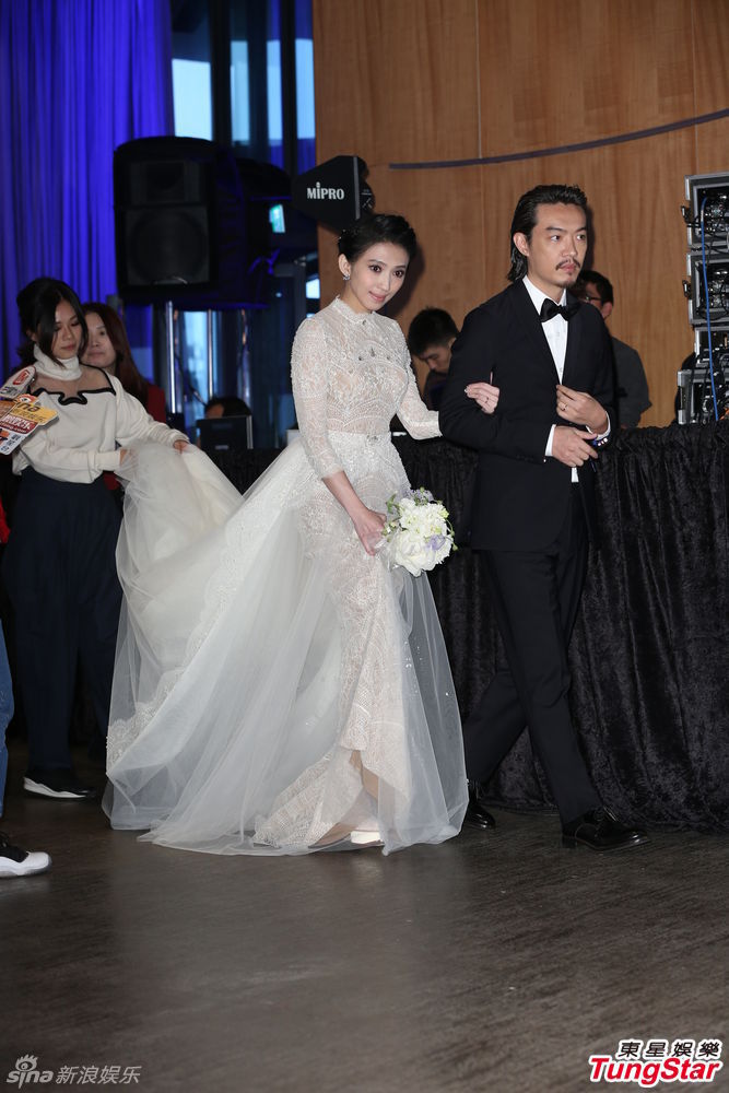27日,戴佩妮与交往六年的摄影师男友西米露举行婚礼,戴佩妮一席缕空
