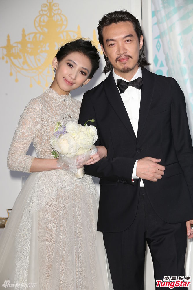 27日,戴佩妮与交往六年的摄影师男友西米露举行婚礼,戴佩妮一席缕空