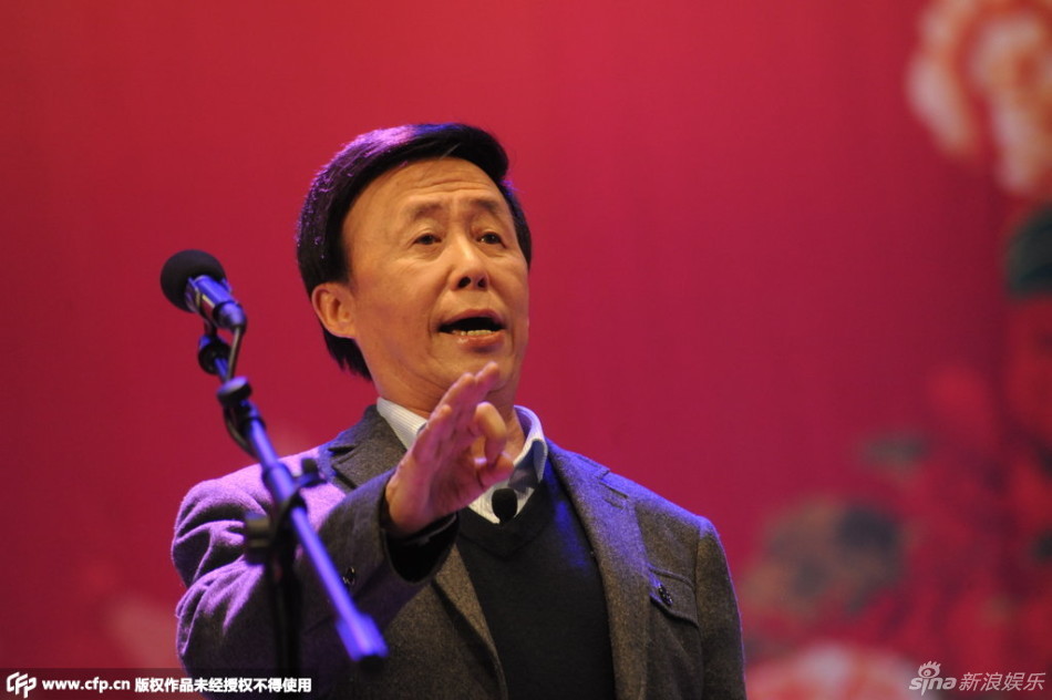 田连元车祸受伤后首次登台