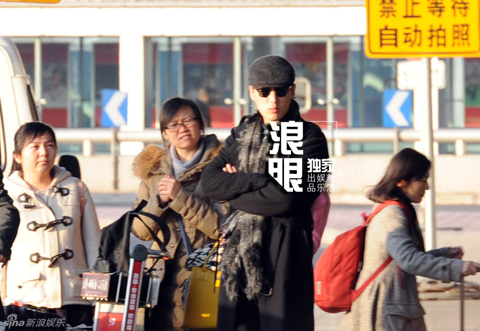 胡歌撇江疏影独自回京获美女粉丝接机