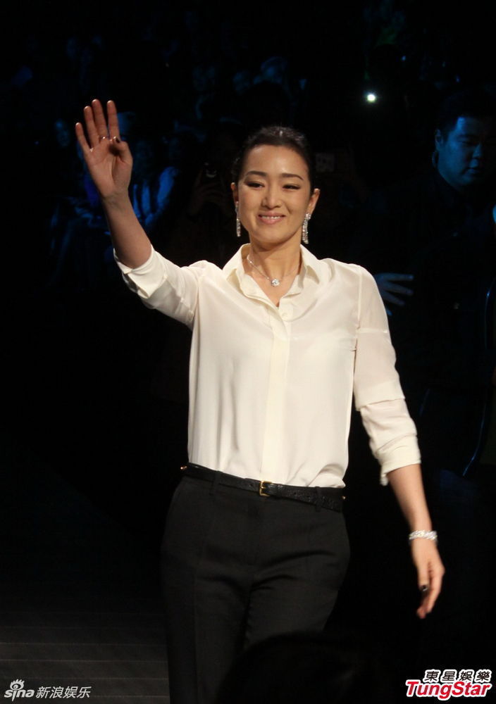 49岁巩俐生日美图秀 招牌挥手pose大集合