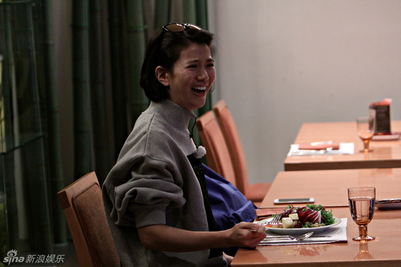 组图:一路上有你曝剧照 张智霖袁咏仪遭遇韩囧