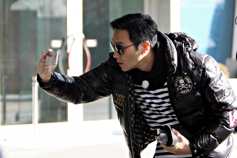 组图:一路上有你曝剧照 张智霖袁咏仪遭遇韩囧