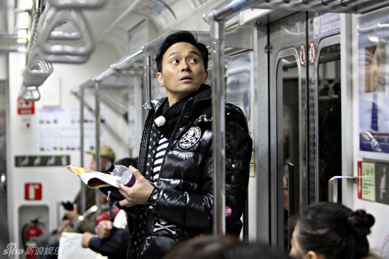 组图:一路上有你曝剧照 张智霖袁咏仪遭遇韩囧