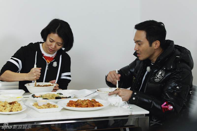 组图:一路上有你曝剧照 张智霖袁咏仪遭遇韩囧