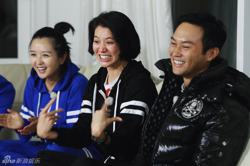 组图:一路上有你曝剧照 张智霖袁咏仪遭遇韩囧