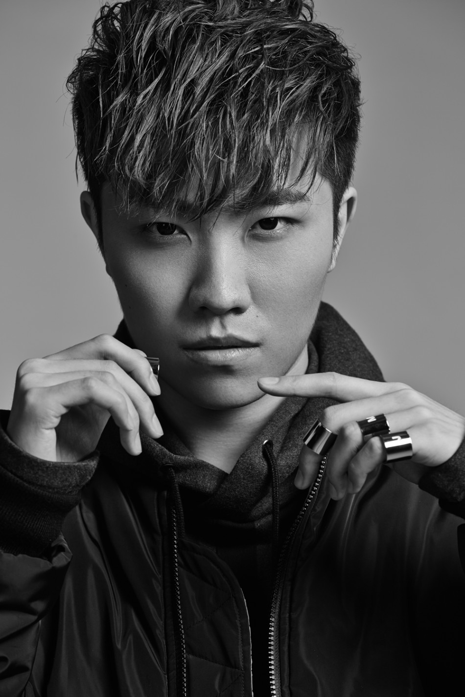 徐良发新专曝高清照 黑白色调呈现简单自己 图