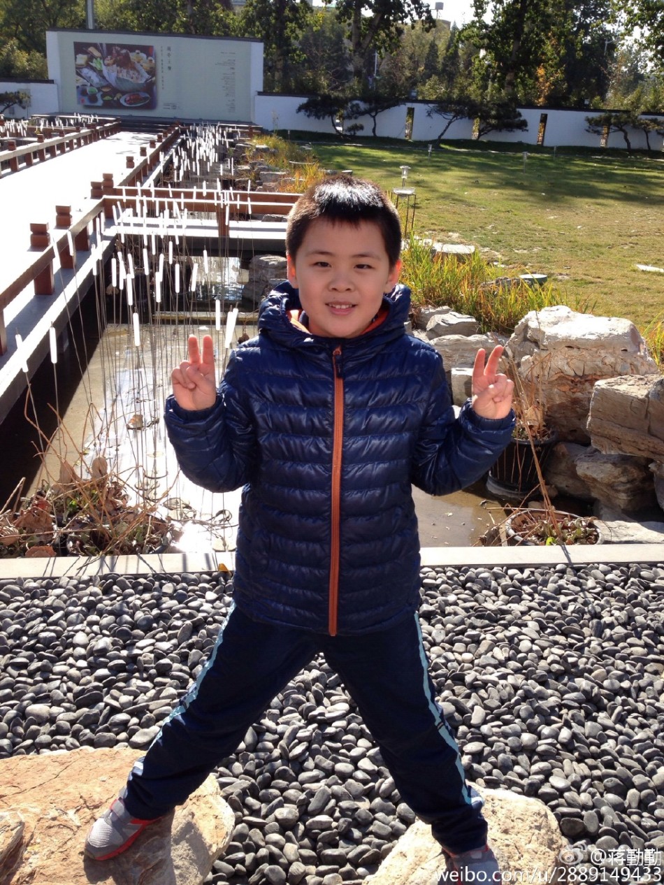 组图: 蒋勤勤 8岁 儿子 结实壮硕 搞怪全家福温馨