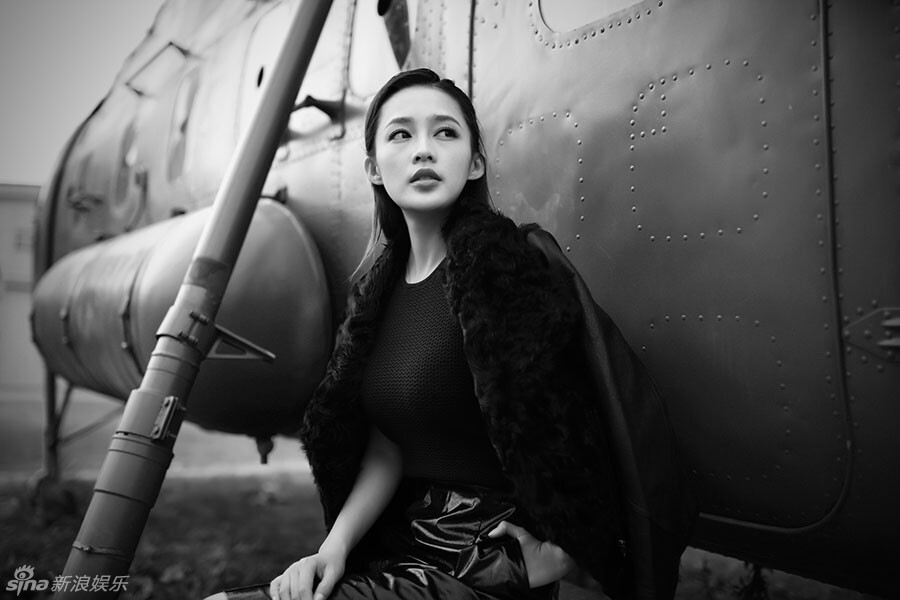 组图:李沁合影战斗机 烽火佳人演绎一次别离
