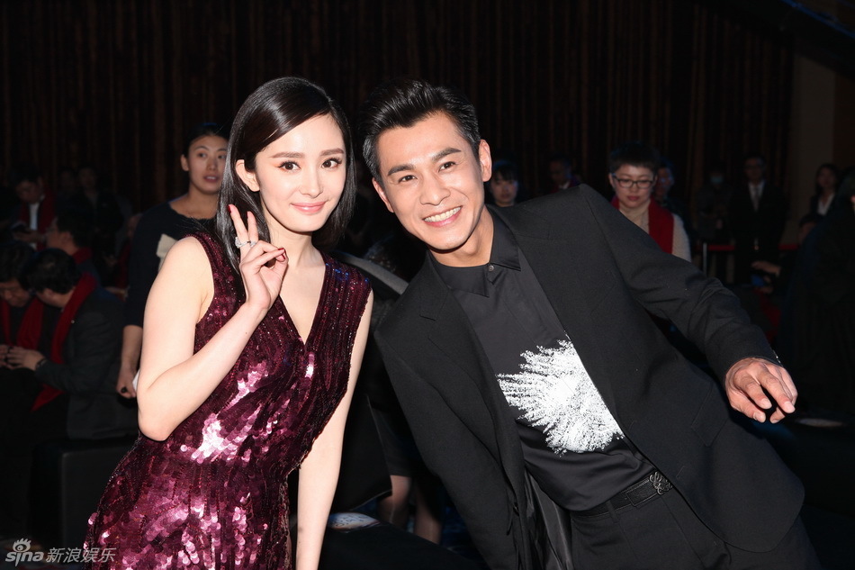 杨幂甜笑合影乔振宇郭敬明