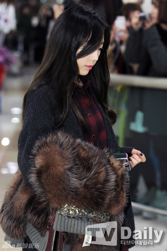 组图:少女时代TTS返韩 冬天露大白腿不怕冷