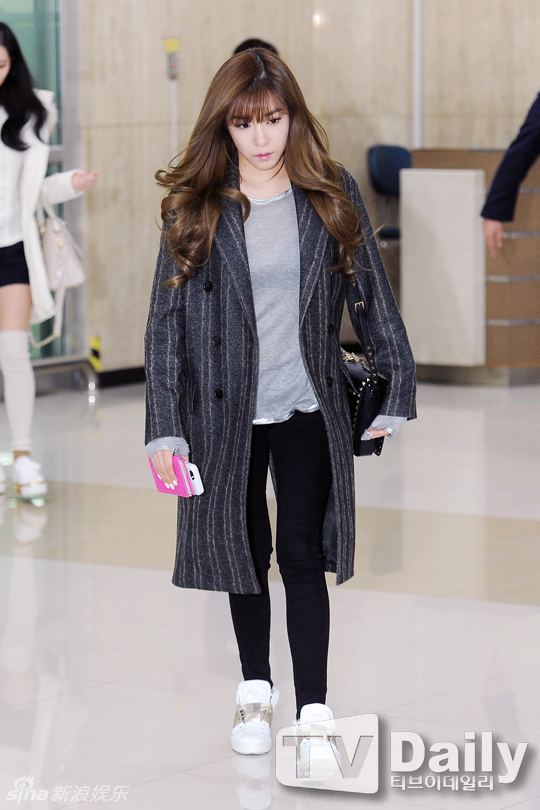组图:少女时代TTS返韩 冬天露大白腿不怕冷