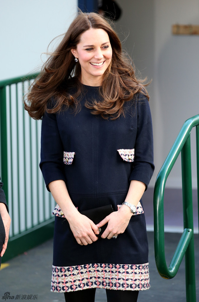 组图:凯特王妃挺孕肚忙不停 与小娃互动超有爱