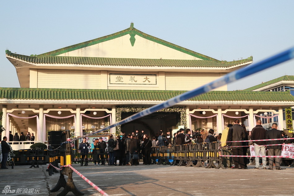 姚贝娜追悼会现场肃穆 歌迷崩溃搀扶离开