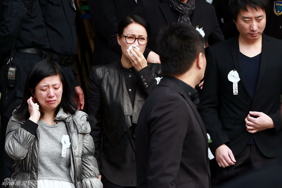 组图:姚贝娜追悼会最后笑容定格 那英流泪不止_高清