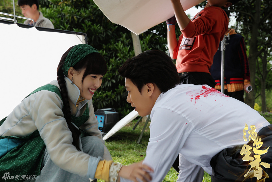 组图:《活色生香》曝片场花絮 李易峰领衔逗比