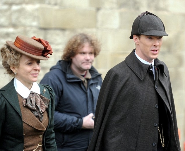 组图:《神探夏洛克》热拍 卷福华生复古如原著