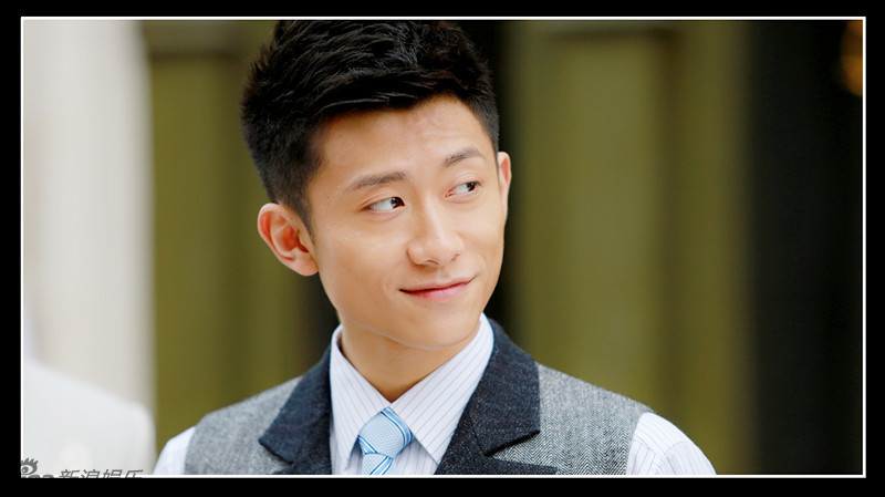 组图:张一山穿军装上瘾 诠释刚毅军人风骨