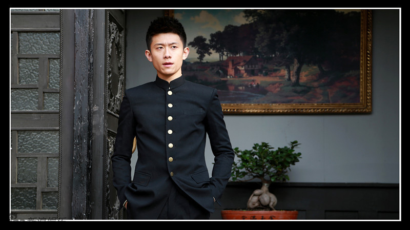 组图:张一山穿军装上瘾 诠释刚毅军人风骨