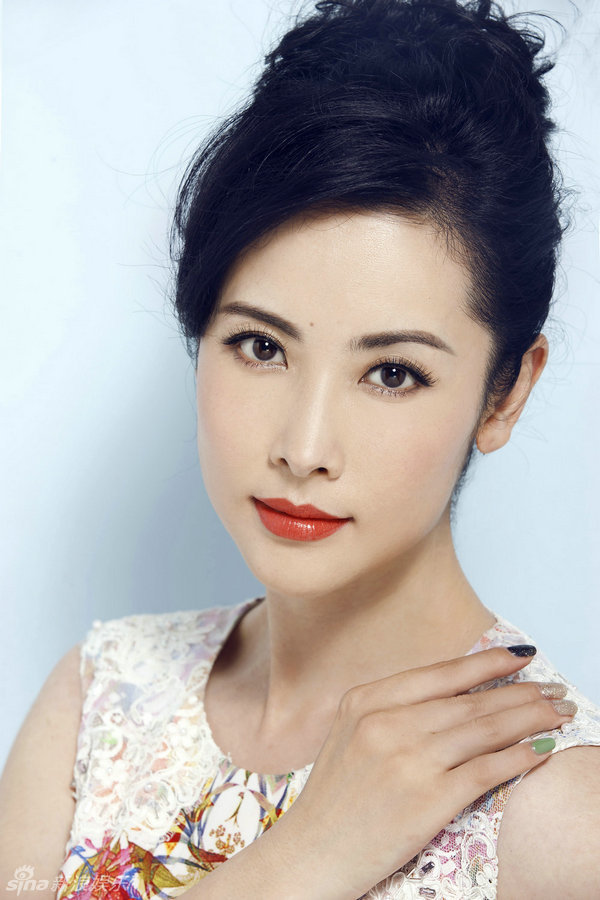 组图:荧屏美妈杨明娜印花写真 清新淡雅颜值高