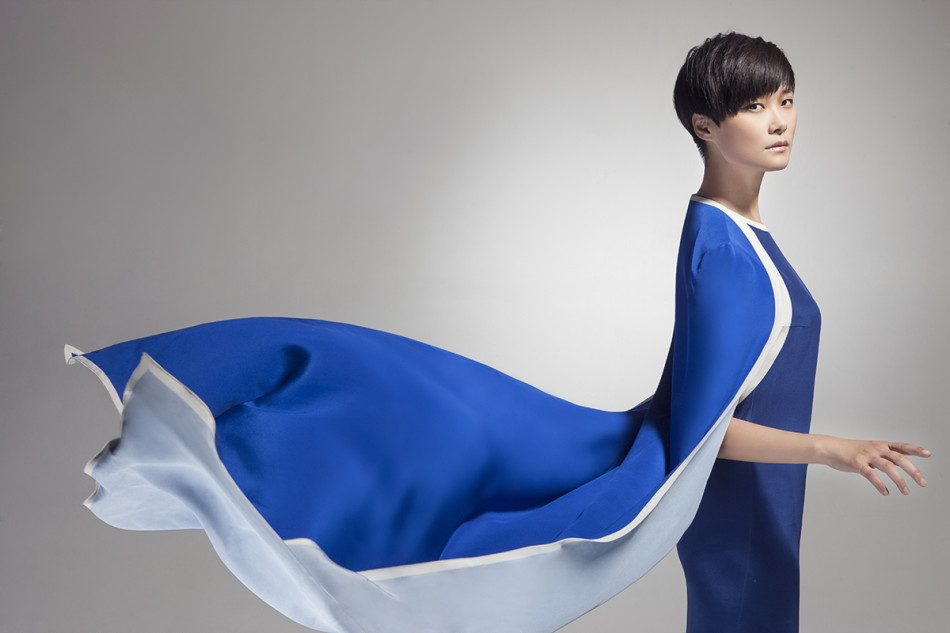 组图:李宇春春晚《蜀绣》写真曝光 蓝裙大气