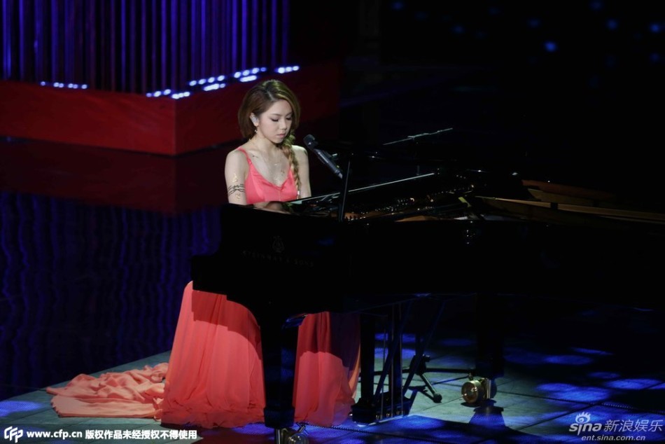 组图:央视羊年春晚邓紫棋《多远都要在一起》