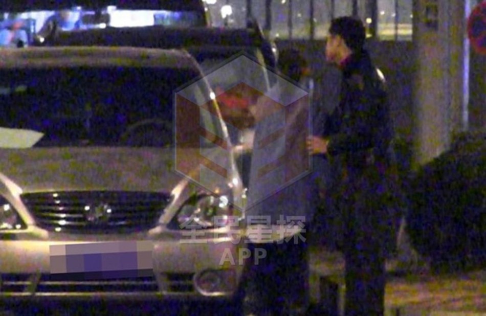 组图:明道颖儿片场暧昧 系扣抹泪搂抱似情侣 - 中文文化 - 中国日报网