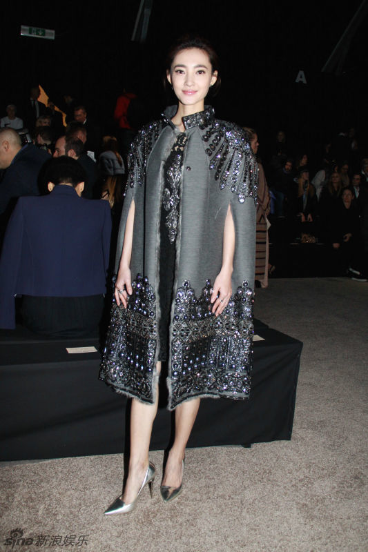 王丽坤新片造型简约时尚 成时装周新宠_娱乐新