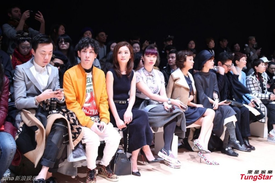 组图:阿sa亮相巴黎时装周 展现优雅女人味