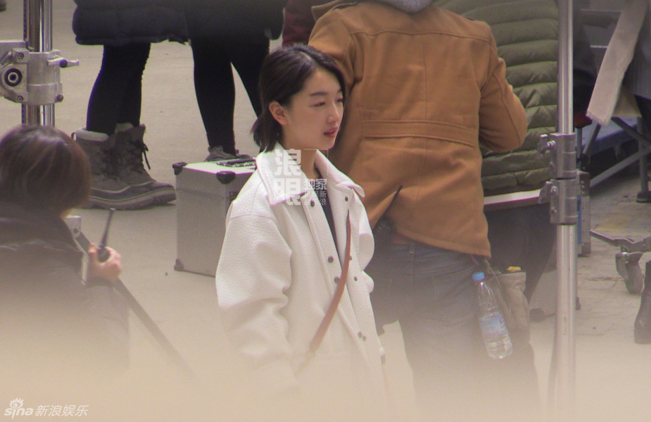 周冬雨上海拍戏清纯依旧 时哭时笑引围观 -- 佛