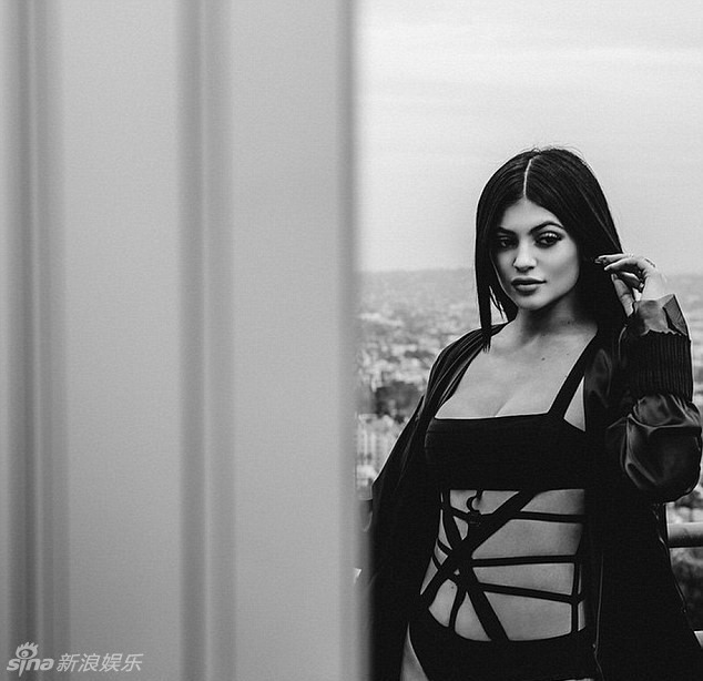 卡戴珊<em>妹妹</em>穿<em>捆绑</em>装拍写真丰满胸部溢出,组图