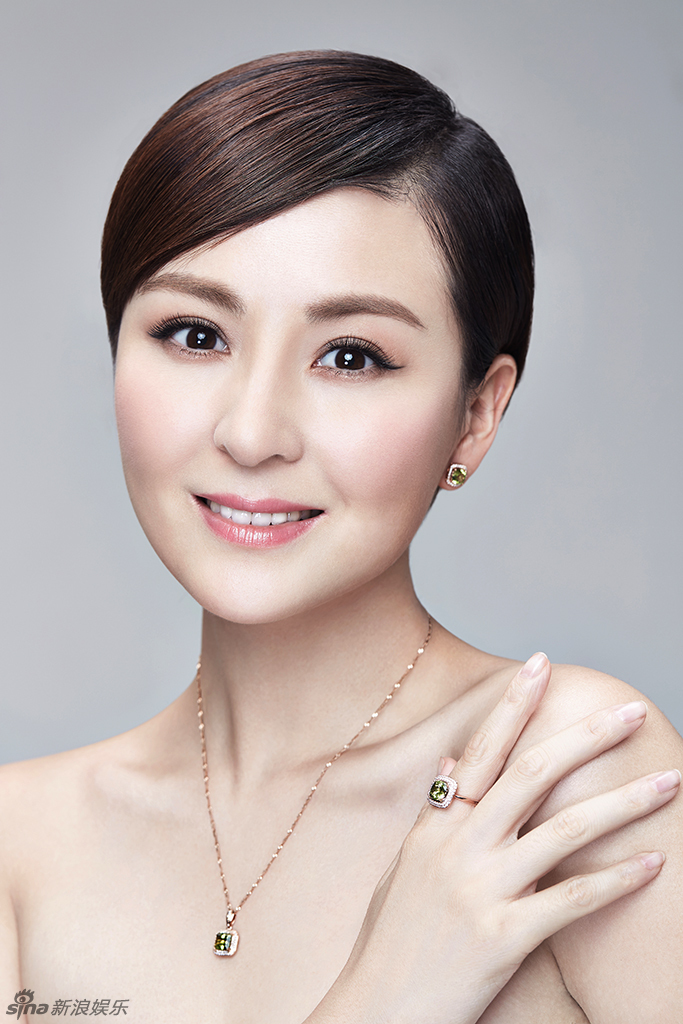 戴娇倩妩媚动人