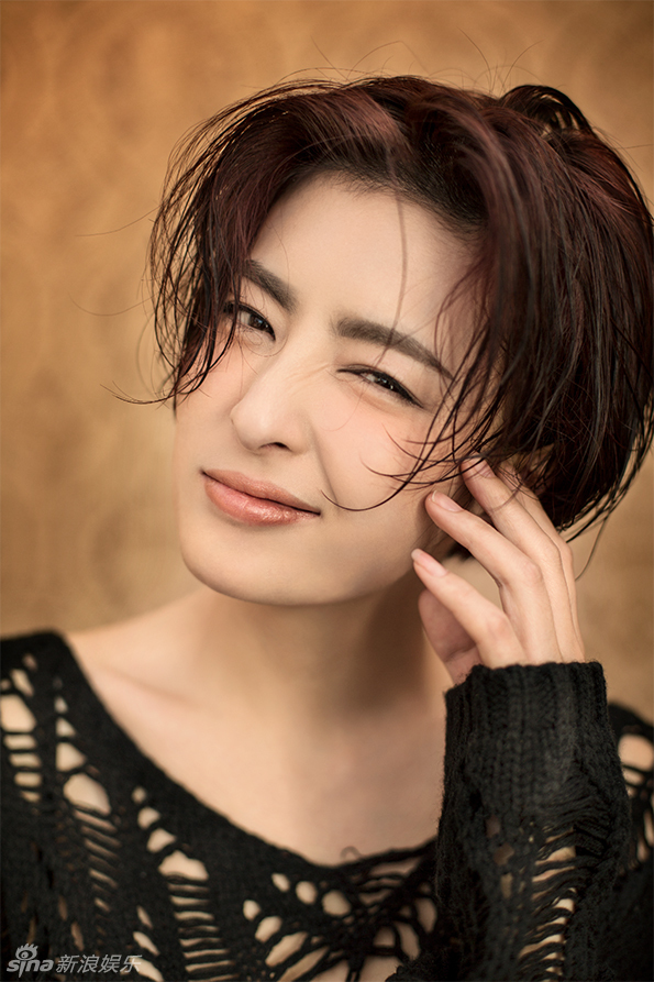 组图:杨紫彤时尚写真 透视装演绎性感帅女人_高清图集