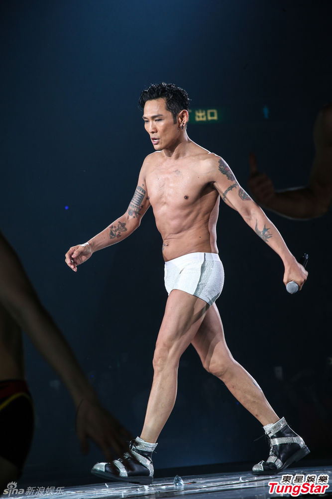 粉丝扔内衣_小区扔出来的内衣