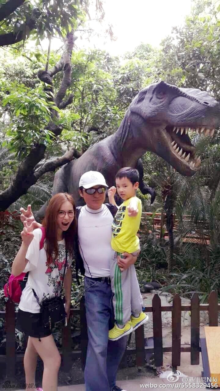 今日,马景涛娇妻吴佳尼在微博晒出一家游玩的幸福照,回击离婚传闻.