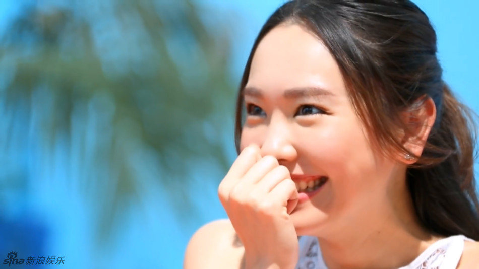 治愈系美女,近日她为代言的某护肤品拍摄新广告,露齿大笑展现青春活力