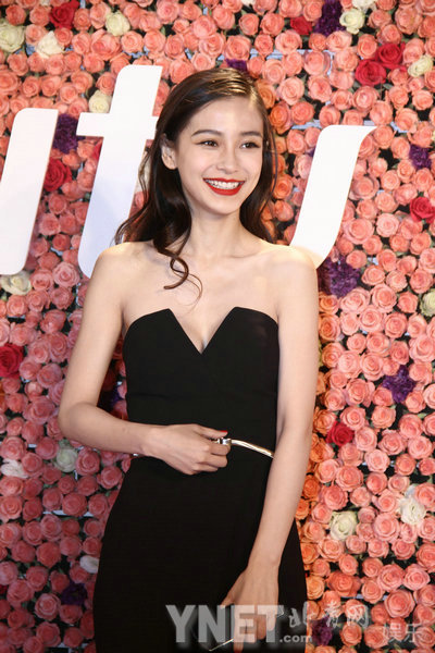 杨颖烈焰红唇深v挤胸 与粉丝搞怪合影_高清图集_新浪网
