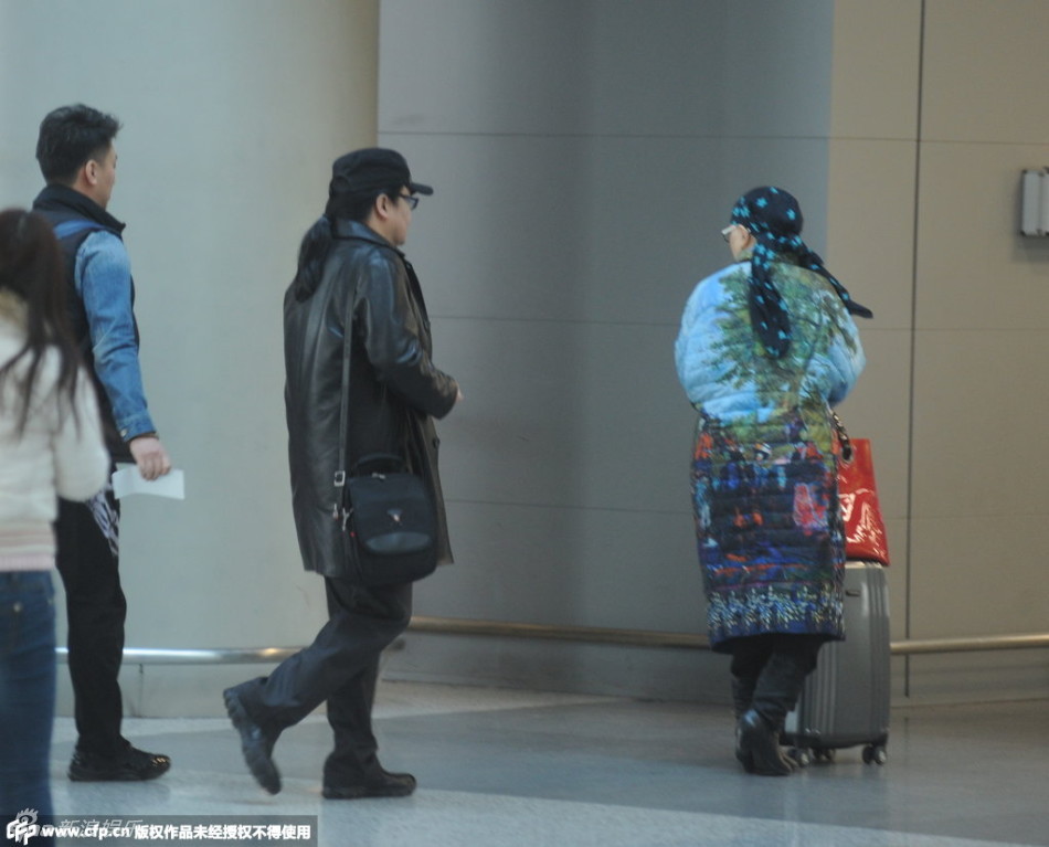 刘欢夫妇罕见齐现身 老婆卢璐花头巾拉风 -- 佛山E家|佛山信息网|顺德信息网|第一综合信息门户网-FSEHOME.COM