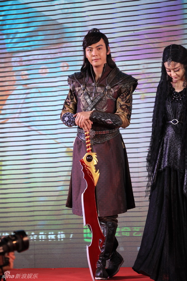 图片:吴奇隆戴美瞳走秀演反派 赵丽颖恋陈伟霆