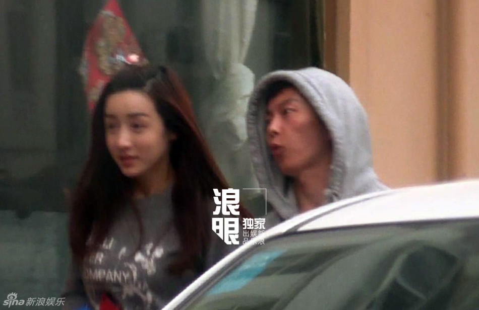新浪娱乐讯 日前,谢苗和一位神秘的妙龄女子现身街头.