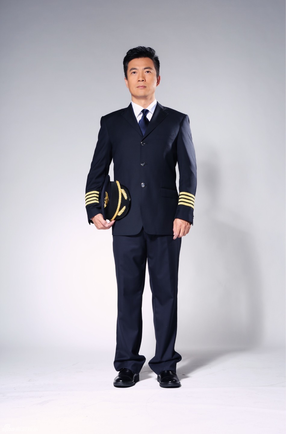 黄健翔男左女右百变造型 机长法官应有尽有_高清图集