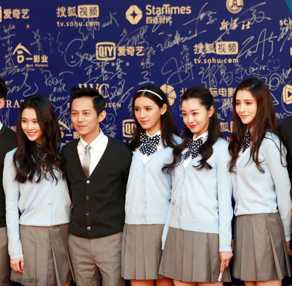 组图:王思聪ex张予曦亮相红毯 校服短裙诱惑 -