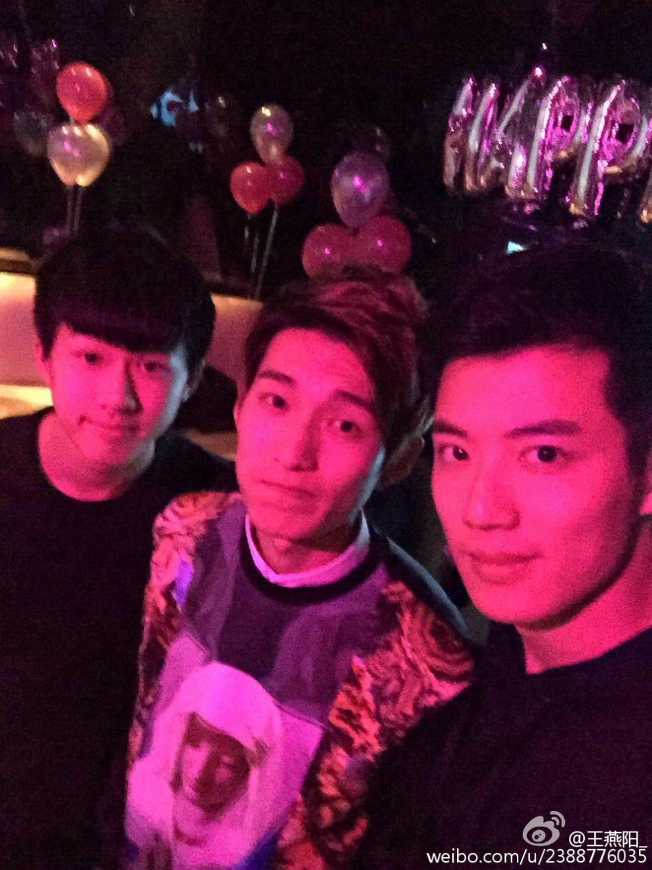  周冬雨同学 聚会,左为田明鑫, 周冬雨同学 聚会,左