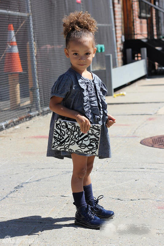 时尚小女孩图片 704_1610170_710235.jpg